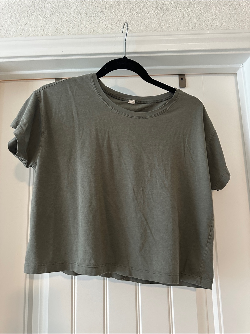 lululemon athletica Cropped Crew Tee in Olive Green